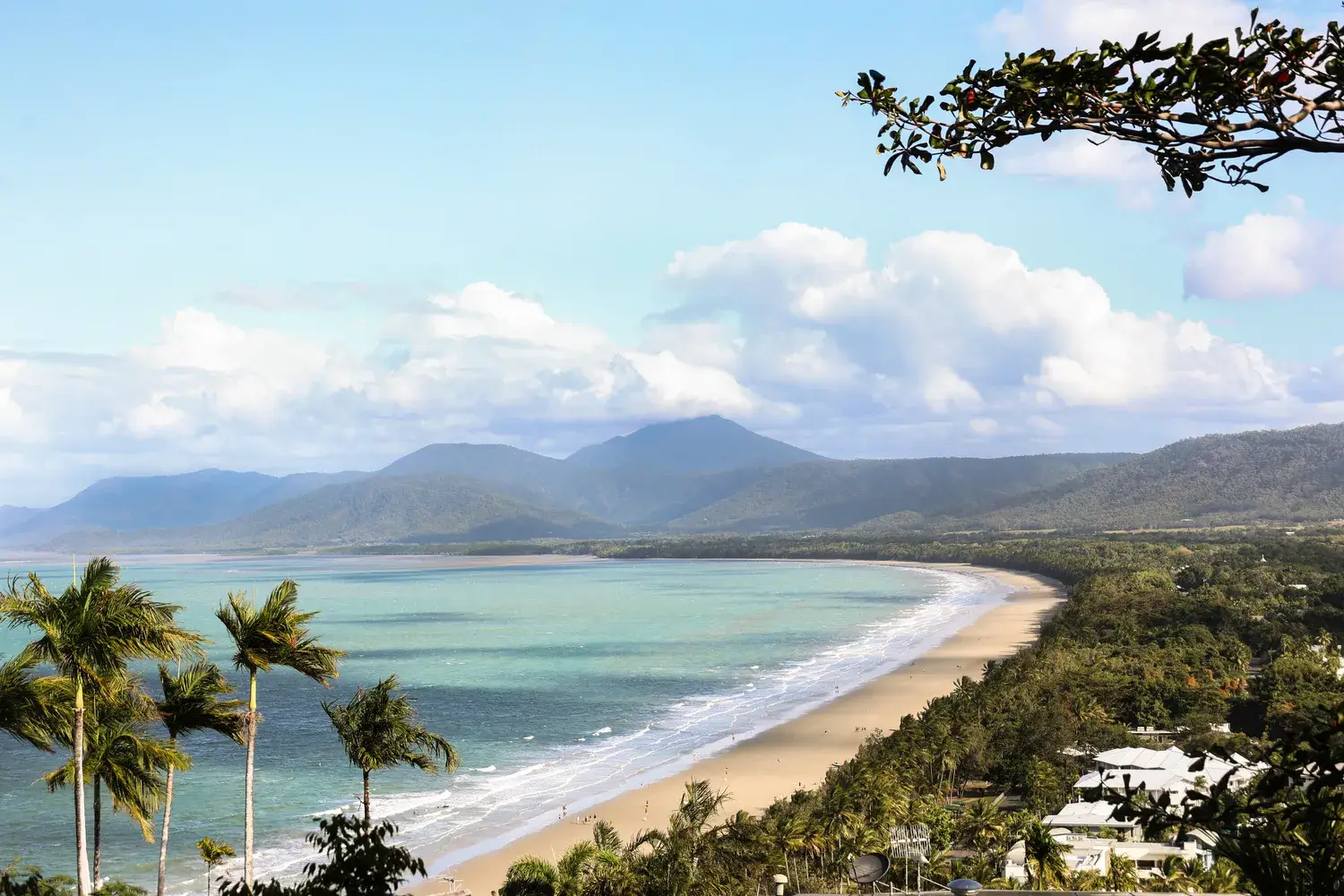 Vue Plage Avec Palmier Et Volcan